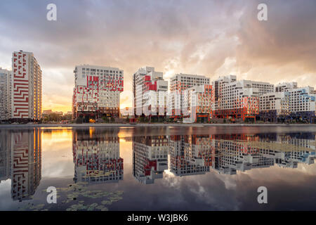 Moskau, Russland. Blick auf neue, moderne Wohnhäuser in Wasser auf Sonnenuntergang in Nagatinsky Zaton Bezirk widerspiegelt Stockfoto