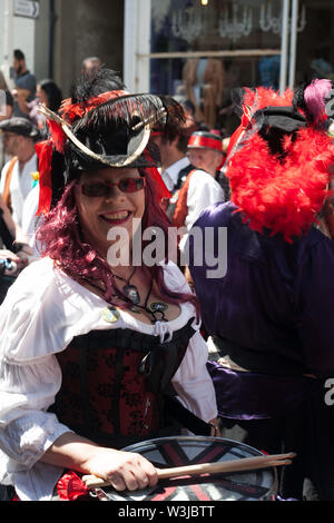 Lächelnd weibliche Drummer bei Pirate Day Parade in der Altstadt im Juli, Hastings, East Sussex, Großbritannien Stockfoto