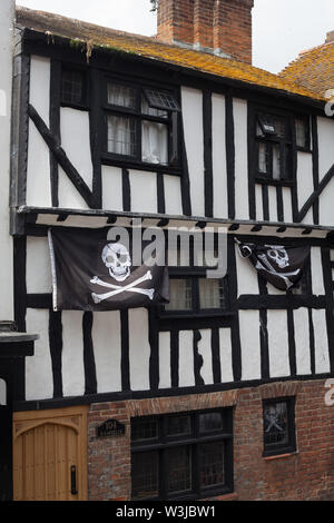 Eine alte mittelalterliche Darstellung von Schädel & Totenkopf Piraten Flaggen während der jährlichen Feier des Piraten Tag in Hastings, Altstadt, East Sussex, Großbritannien Stockfoto
