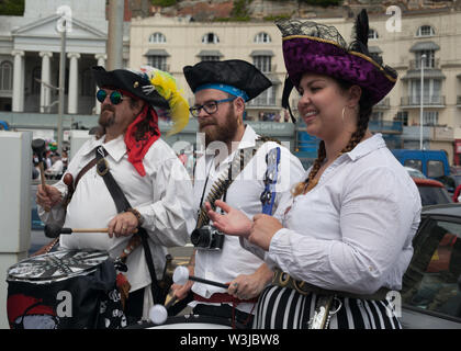 Drei Schlagzeuger in Kostüm auf Pelham Beach, Piraten Tag 14 Juli, Hastings, East Sussex, Großbritannien Stockfoto