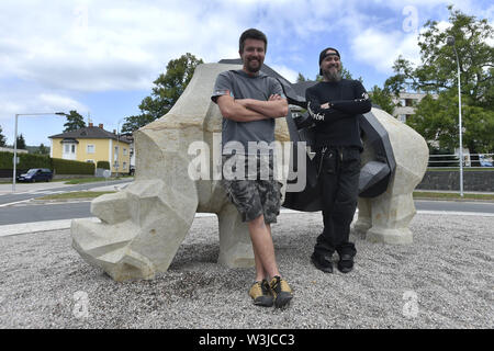 Präsentation der Statue von Rhino in der Mitte der Straße Kreis, der Sudan, der späten letzten nördlichen Breitmaulnashorn männlich in der Welt, am 16. Juli 2018 stattfand, in Dvur Kralove nad Labem, Tschechische Republik. Auf dem Foto zu sehen sind Schöpfer der Statue L-R Steinmetz Jan Broz und künstlerischen Schmied Pavel Vagner. (CTK Photo/Josef Vostarek) Stockfoto