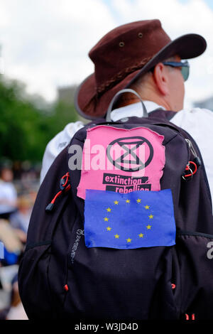 Bristol, UK, 16. Juli 2019. Tag 2 Vom Aussterben Aufstandsbewegung Sommer Aufstand, die Besetzung von Bristol Bridge weiter. Der Protest ist es, das Bewusstsein für die Geschwindigkeit des Klimawandels und der Mangel an Maßnahmen, die Sie zu stoppen. Die Demonstranten haben mit lokalen Agenturen gearbeitet, um einen sicheren und friedlichen Protest, Polizei vorhanden sind und Umleitungen an Ort und Stelle zu gewährleisten. Weitere Berufe sind in der ganzen Stadt diese Woche geplant. Credit: Herr Standfast/Alamy leben Nachrichten Stockfoto