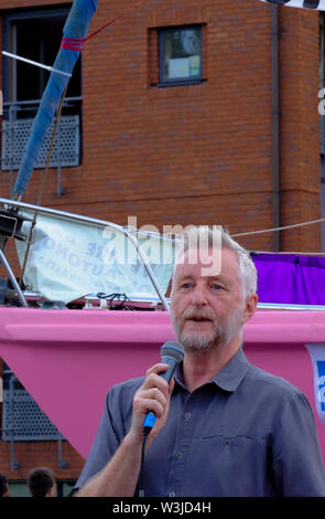 Bristol, UK, 16. Juli 2019. Billy Bragg spricht mit der Menge. Tag 2 Vom Aussterben Aufstandsbewegung Sommer Aufstand, die Besetzung von Bristol Bridge weiter. Der Protest ist es, das Bewusstsein für die Geschwindigkeit des Klimawandels und der Mangel an Maßnahmen, die Sie zu stoppen. Die Demonstranten haben mit lokalen Agenturen gearbeitet, um einen sicheren und friedlichen Protest, Polizei vorhanden sind und Umleitungen an Ort und Stelle zu gewährleisten. Weitere Berufe sind in der ganzen Stadt diese Woche geplant. Credit: Herr Standfast/Alamy leben Nachrichten Stockfoto