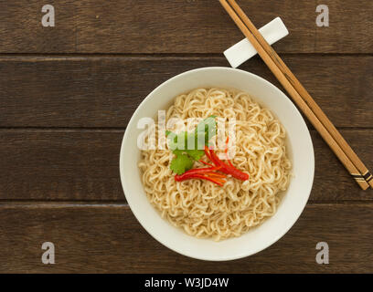 Instant Nudeln in Schalen auf Holz Tisch. top View Stockfoto