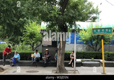 (190716) - Peking, 16. Juli 2019 (Xinhua) - Foto mit einem Handy aufgenommen zeigt Menschen Ruhe bei Tonglinge Straße in Peking, der Hauptstadt von China, 16. Juli 2019. (Xinhua / Wang Junlu) Stockfoto