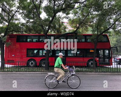 (190716) - Peking, 16. Juli 2019 (Xinhua) - Foto mit einem Handy aufgenommen zeigt einen Mann mit dem Fahrrad an xuanwumen West Street in Peking, der Hauptstadt von China, 16. Juli 2019. (Xinhua / Wang Junlu) Stockfoto