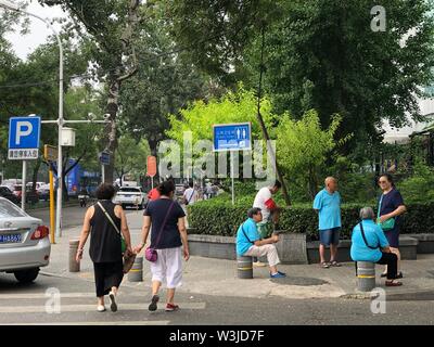 (190716) - Peking, 16. Juli 2019 (Xinhua) - Foto mit einem Handy aufgenommen zeigt Menschen Ruhe bei Tonglinge Straße in Peking, der Hauptstadt von China, 16. Juli 2019. (Xinhua / Wang Junlu) Stockfoto