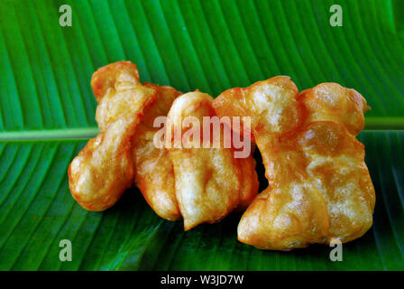 Chinesische Brot Stick für Essen mit Tofu im Morgen, setzen auf einem grünen Banana leaf Stockfoto