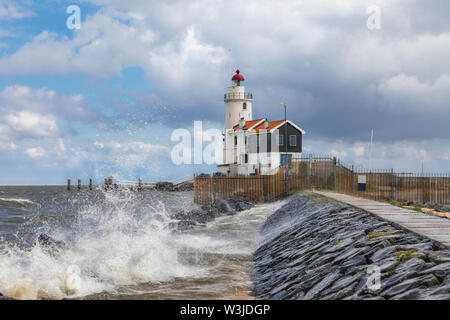Den Leuchtturm von Marken, einer kleinen Insel in der Südsee in den Niederlanden an einem stürmischen Tag. Stockfoto