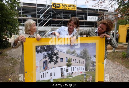 16 Juli 2019, Sachsen-Anhalt, Halle: Gründerin Dorothea Urban (L-R), Susanne Witters, Vorsitzender der Caritas Halle, und Gründer Johanna Ruoff halten einer Plane in ihre Hände vor der Shell des Matthisburg Schutzhaus, das die Zukunft eingerichtet. Die pädagogisch-diagnostische Home Die Stiftung "Ein Platz für Kinder' kümmert sich um traumatisierte Kinder und wird im Dezember 2019 eröffnet werden. Foto: Sebastian Willnow/dpa-Zentralbild/ZB Stockfoto