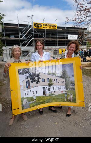 16 Juli 2019, Sachsen-Anhalt, Halle: Gründerin Dorothea Urban (L-R), Susanne Witters, Vorsitzender der Caritas Halle, und Gründer Johanna Ruoff halten einer Plane in ihre Hände vor der Shell des Matthisburg Schutzhaus, das die Zukunft eingerichtet. Die pädagogisch-diagnostische Home Die Stiftung "Ein Platz für Kinder' kümmert sich um traumatisierte Kinder und wird im Dezember 2019 eröffnet werden. Foto: Sebastian Willnow/dpa-Zentralbild/ZB Stockfoto