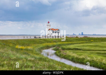 Den Leuchtturm von Marken, einer kleinen Insel in der Südsee in den Niederlanden an einem stürmischen Tag. Stockfoto