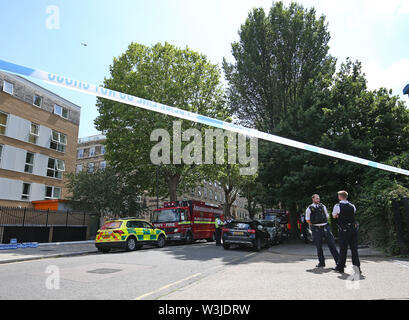 Notdienste an der Szene von einem Feuer auf Bromyard Avenue in Acton. Stockfoto