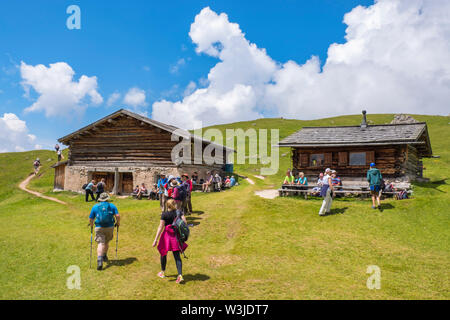 Bergwanderer in einer Berghütte auf einer Alpen Wiese Stockfoto