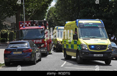 Notdienste an der Szene von einem Feuer auf Bromyard Avenue in Acton. Stockfoto