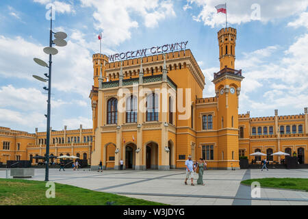Wroclaw, Polen - Juli 2019: Breslau Hauptbahnhof, befindet sich im Gebäude aus dem 19. Jahrhundert, das vor kurzem renoviert wurde. Stockfoto