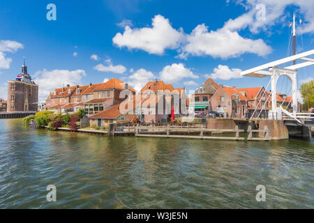 Das Zentrum von Enkhuizen in den Niederlanden mit dem alten Stadttor - Drommedaris im Hintergrund. Stockfoto