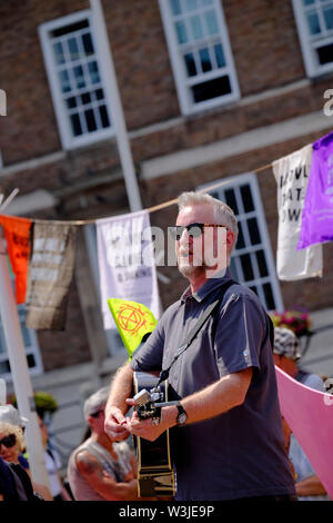 Bristol, UK, 16. Juli 2019. Tag 2 Vom Aussterben Aufstandsbewegung Sommer Aufstand, die Besetzung von Bristol Bridge weiter, und die Gruppe auf College Green verschoben eine Unplugged Session von Billy Bragg zu hören. Der Protest ist es, das Bewusstsein für die Geschwindigkeit des Klimawandels und der Mangel an Maßnahmen, die Sie zu stoppen. Die Demonstranten haben mit lokalen Agenturen gearbeitet, um einen sicheren und friedlichen Protest, Polizei vorhanden sind und Umleitungen an Ort und Stelle zu gewährleisten. Weitere Berufe sind in der ganzen Stadt diese Woche geplant. Credit: Herr Standfast/Alamy leben Nachrichten Stockfoto