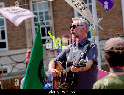 Bristol, UK, 16. Juli 2019. Tag 2 Vom Aussterben Aufstandsbewegung Sommer Aufstand, die Besetzung von Bristol Bridge weiter, und die Gruppe auf College Green verschoben eine Unplugged Session von Billy Bragg zu hören. Der Protest ist es, das Bewusstsein für die Geschwindigkeit des Klimawandels und der Mangel an Maßnahmen, die Sie zu stoppen. Die Demonstranten haben mit lokalen Agenturen gearbeitet, um einen sicheren und friedlichen Protest, Polizei vorhanden sind und Umleitungen an Ort und Stelle zu gewährleisten. Weitere Berufe sind in der ganzen Stadt diese Woche geplant. Credit: Herr Standfast/Alamy leben Nachrichten Stockfoto