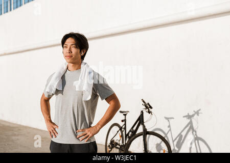 Junge passen asiatischer Mann Radfahrer, Külschrank, stehend Stockfoto