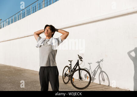 Junge passen Mann Radfahrer, Külschrank, ruhen Stockfoto