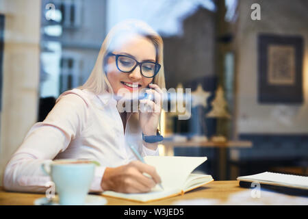 Happy Business woman Telefonieren im Cafe während der Kaffeepause Stockfoto