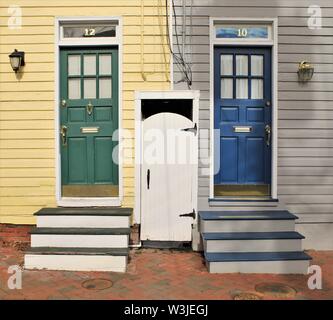 Bunte Häuser traditionelle in der vorderen malte auf der öffentlichen Straße mit Türen und Fenster in Annapolis Maryland USA Amerikanische Stockfoto