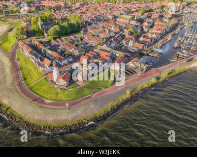 Luftaufnahme von Urk mit seinem Leuchtturm, einem kleinen Dorf an der Küste auf dem IJsselmeer in den Niederlanden. Stockfoto