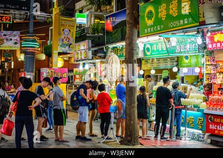 Taipei, Taiwan - 2 Okt, 2017: Touristen und Einheimische taiwanesische Menschen zu Fuß und Einkaufen in der Nacht Markt in Taipeh, Taiwan. Stockfoto