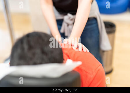 Nahaufnahme des Physiotherapeuten, die Massage zu einem Patienten. Stockfoto