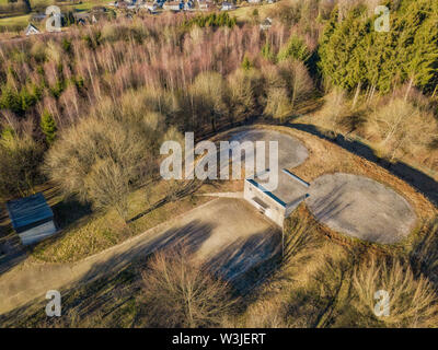 Luftaufnahme von einem Bunker mit Hubschrauberlandeplatz in Marienheide - Kalsbach. Stockfoto