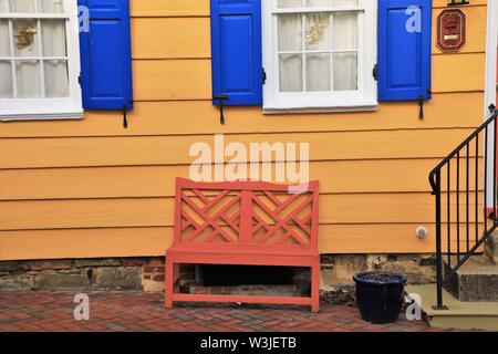 Bunte Häuser traditionelle in der vorderen malte auf der öffentlichen Straße mit Türen und Fenster in Annapolis Maryland USA Amerikanische Stockfoto