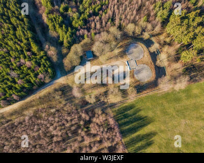 Luftaufnahme von einem Bunker mit Hubschrauberlandeplatz in Marienheide - Kalsbach. Stockfoto