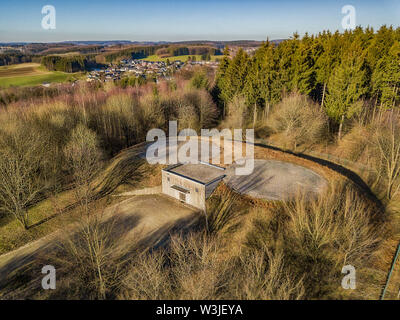 Luftaufnahme von einem Bunker mit Hubschrauberlandeplatz in Marienheide - Kalsbach. Stockfoto