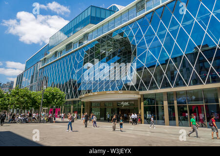 Frankfurt, Deutschland - 1. Juli 2019: MyZeil - berühmten Einkaufszentrum im Zentrum der Stadt Frankfurt am Main, Deutschland. Stockfoto