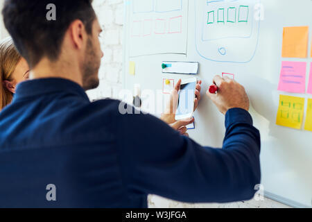 Nahaufnahme der UX-Designer prototyping mobile Anwendung Layout Stockfoto