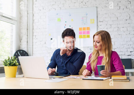 Web Designer bei Arbeiten im Büro Planung neue Website Layout Stockfoto