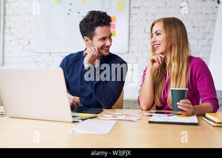 Happy Designer arbeiten zusammen im Büro, Prototyping neue mobile Anwendung Layout Stockfoto