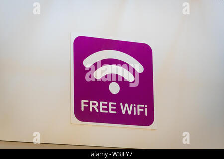 Wlan Internet service Zeichen/Symbol für Pkw oder Reisende im Flughafen Stockfoto