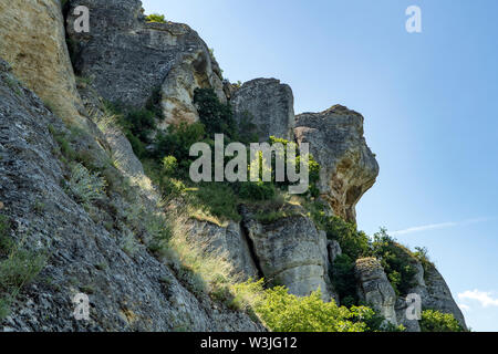 Klippen über dem Pferd und Reiter, Bansko, Bulgarien Stockfoto