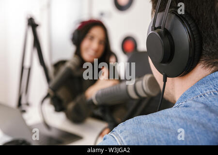 Der Mann und die Frau in weißen Hemden podcaster Interview für Radio Podcast Stockfoto