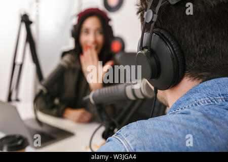 Der Mann und die Frau in weißen Hemden podcaster Interview für Radio Podcast Stockfoto