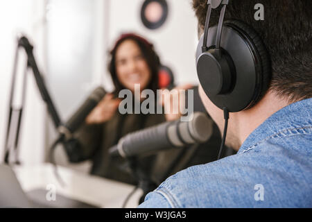 Der Mann und die Frau in weißen Hemden podcaster Interview für Radio Podcast Stockfoto