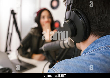 Der Mann und die Frau in weißen Hemden podcaster Interview für Radio Podcast Stockfoto