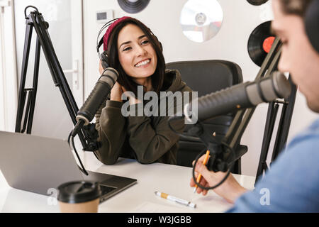 Der Mann und die Frau in weißen Hemden podcaster Interview für Radio Podcast Stockfoto