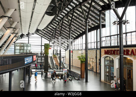 Im Atrium vor dem Eingang zu Das Mediterraneo Shopping Center und das Klimahaus in Bremerhaven, Deutschland. Stockfoto