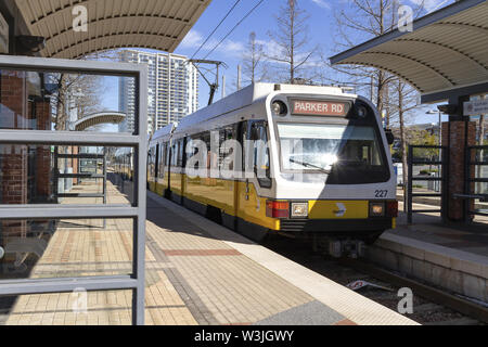 DALLAS, USA - 16. März 2019: Dallas Area Rapid Transit (DART) Zug an der Sieg in Dallas. Texas, United States Stockfoto