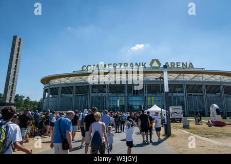 Frankfurt, Deutschland - Juli 2019: Blick auf die Commerzbank Arena und Fußball-Fans. Commerzbank-Arena ist home Stadion des Fußball-Club Eintracht Frankfurt. Stockfoto