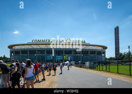 Frankfurt, Deutschland - Juli 2019: Blick auf die Commerzbank Arena und Fußball-Fans. Commerzbank-Arena ist home Stadion des Fußball-Club Eintracht Frankfurt. Stockfoto