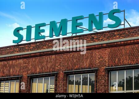 Siemens-Logo Siemens-Fabrikschild auf dem Dach des Gebäudes, Goerlitz Deutschland Stockfoto